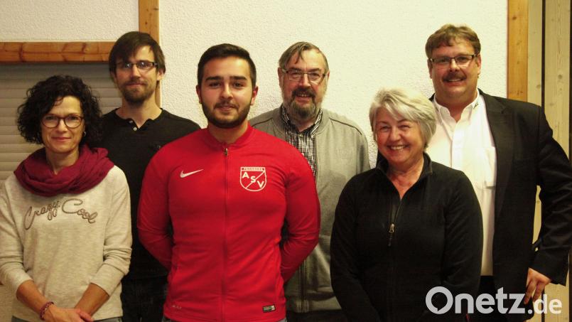 Die Vereinsvertreter des ASV Fronberg, Ute Kotzbauer, Andre Diermeier, Atas Sükrü, Manfred Peter, Ingrid Gei und Michael Peter (von links) erwarten ein ereignisreiches Jahr. Bild: Hirsch