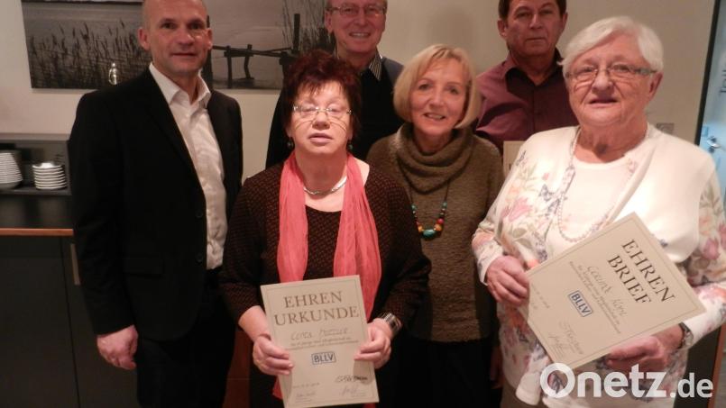 Kreisvorsitzender Uwe Prösl (links) zeichnet bei der Weihnachtsfeier treue Mitglieder aus. Von links: Centa Hutzler (45 Jahre), Gerhard und Hildegard Strobl (beide 50 Jahre), Franz Ficker (40 Jahre) und Gerlinde Kohl (50 Jahre). Weitere Jubilare sind verhindert. Bild: nn