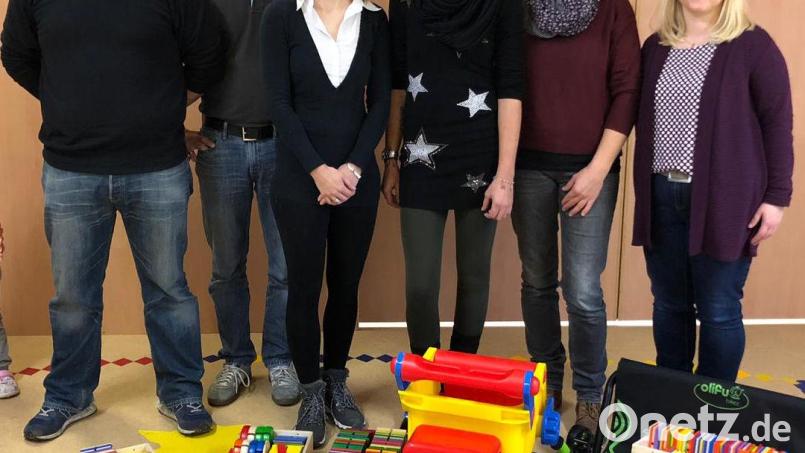 Elternbeirat und Förderverein leeren in der Kita St. Vitus einen Sack voll Spielsachen aus. Von links bei der Übergabe Benjamin Günsche, Andreas Fuchs, Sabrina Stippe, Sabrina Bauer, Regine Pesold und Petra Luber. Bild: no