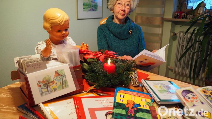 Maria Hirsch aus Wernberg-Köblitz kann auf eine stattliche Sammlung von Geschichten und Gedichten aus der eigenen Feder zurückgreifen. Eine ihrer ersten Geschichten handelt von Puppe Gisela (links), die sie an Weihnachten 1948 geschenkt bekam. Bild: bl