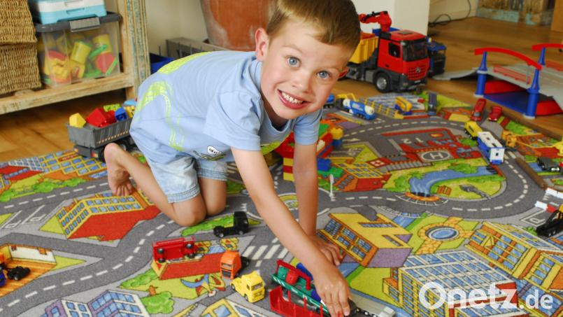 Eine Kleinstadt auf dem Spieleteppich im Wohnzimmer: Basti ist überglücklich, dass er wieder daheim ist. Bild: san
