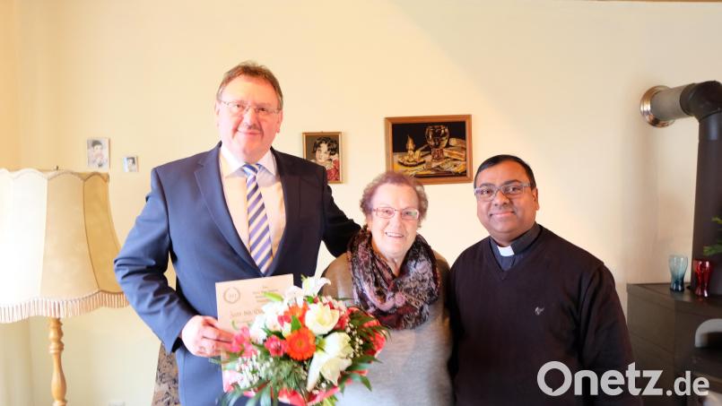 Bürgermeister Hans-Martin Schertl und Pfarrvuikar Madanu gratulieren der Jubilarin Marianne Hermann Bild: Stefanie Gradl