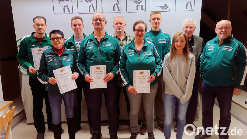 Die Vereinsmeister 2019 des Schützenvereins Frauenreuth: Sportleiter Daniel Kaßeckert (links) gratuliert den Siegern der einzelnen Wettbewerbsklassen. Bild: bsc