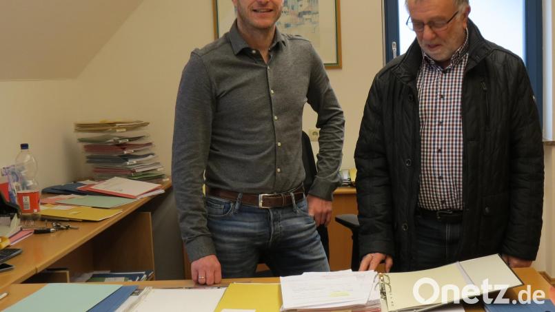 Der Schreibtisch ist zwar noch nicht geräumt, aber die Tage von André Schille (links) als Geschäftsstellenleiter der VG Neunburg sind gezählt. Am 1. April 2019 tritt der 42-Jährige eine neue Stelle als Personalamtsleiter bei der Stadt Cham an. Sehr zum Bedauern des Gemeinschaftsvorsitzenden Hans Graßl (rechts) und seiner Bürgermeisterkollegen. Bild: kö