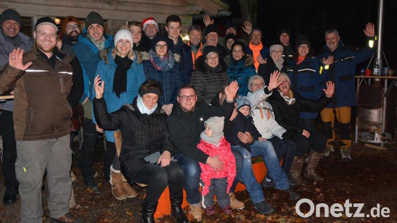Gute Laune herrschte am Freitagabend bei der Feuerwehr-Blockhütte im Großbüchlberger Forst. Mit dabei waren Feuerwehr-Ehrenvorsitzender Otto Weiß und Forstbetriebsleiter Gerhard Schneider (Mitte), jeweils mit ihren Frauen. Kommandant Franz Bauernfeind (links) und sein Team sorgten für das leibliche Wohl in der Winternacht. Jedes Jahr zwischen den Feiertagen zum Jahreswechsel ist die Blockhütte beliebtes Ziel auf das Jahr zurückzuschauen. Bild: jr