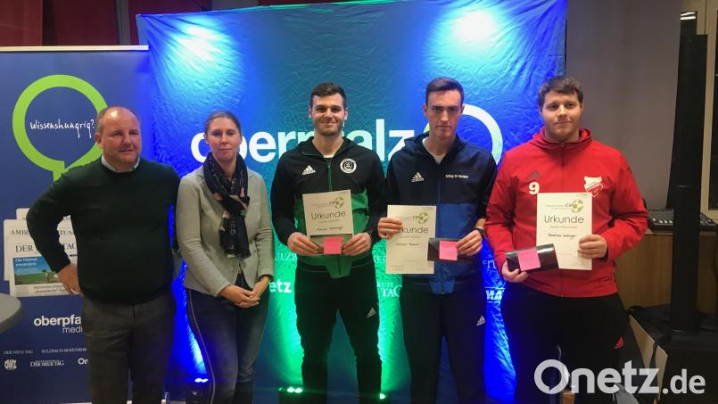 SpVgg-SV-Vorsitzender Michael Kurz (von links) und Viola Vogelsang-Reichl, Geschäftsführende Verlegerin von Oberpfalz-Medien, gratulierten Mitterteichs Fabian Scharnagl zur Auszeichnung als bester Torhüter, Michael Busch (SpVgg SV Weiden) als bester Spieler und Bastian Lobinger (SpVgg Pfreimd) als bester Torschütze. Bild: fle