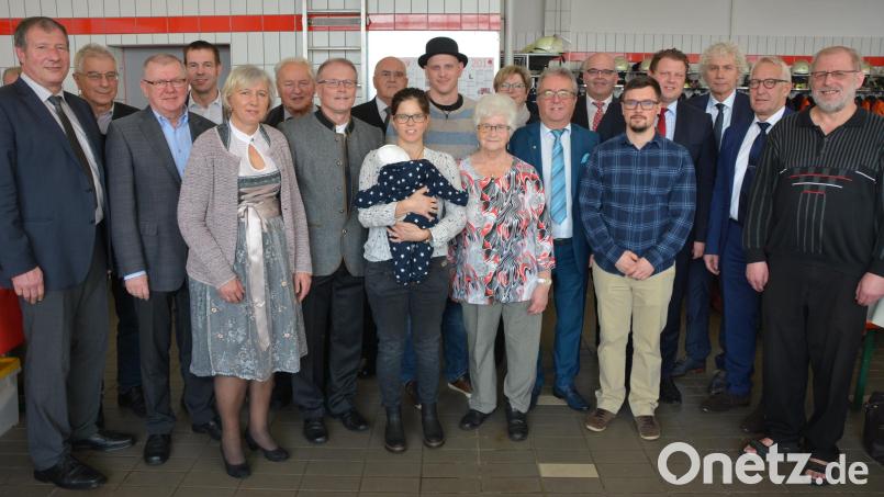 Über 200 geladene Gäste waren am Freitagvormittag ins Feuerwehrgerätehaus nach Konnersreuth gekommen, um mit Bürgermeister Max Bindl gemeinsam den 60. Geburtstag zu feiern. Mit dabei waren (von links) 2. Bürgermeister Reinhard Wurm, Karl Haberkorn, Ernst Neumann, Andreas Malzer, Gattin Helga, Michael Hamann, Jubilar Max Bindl, Ehrenbürger Pfarrer Anton Vogl, Tochter Christina mit Enkel Henri, Sohn Andreas, Mutter Anna, Gisela Kastner, Toni Dutz, Klaus Meyer, Schwiegersohn Martin, Stefan Grillmeier, Landrat Wolfgang Lippert, Stefan Göcking und Pater Benedikt Leitmayr. Bild: jr