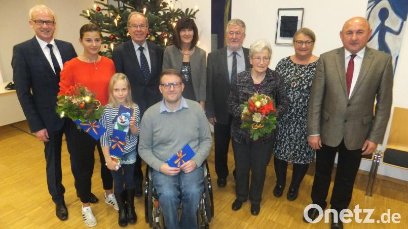 Den erfolgreichen Sportlern (vorne), Heimatpfleger Ludwig Graf (vierter von rechts) und Kirchenpfleger Konrad Huber (sechster von rechts) gratulierten und dankten Bürgermeister Bernhard Lindner (links), 3. Bürgermeisterin Evi Höllerer (vierte von links) sowie 2. Bürgermeister und HKA-Vorsitzender Georg Götz und AOVE-Geschäftsführerin Waltraud Lobenhofer (von rechts). Bild: ibj