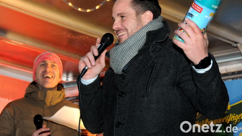 Andreas Diehl (vorne) und Fabian Wendl bringen bei der ersten Christbaumversteigerung so einiges unter den Hammer - alles für den guten Zweck. Bild: Stephan Huber