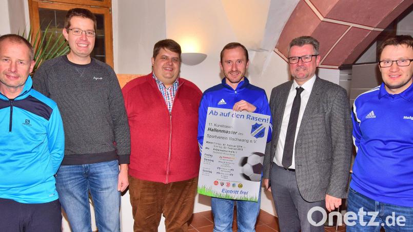 Bei der Präsentation des Plakates: (von links) Harald Janker (Hallenmasters Team), Florian Roth (Hallenmasters Team), 1. Bürgermeister Gemeinde Illschwang Dieter Dehling, 1.Vorsitzender des SVI Martin Luber, 1. Bürgermeister Sulzbach-Rosenberg Michael Göth, Holger Kellner (Hallenmasters Team). Bild: no