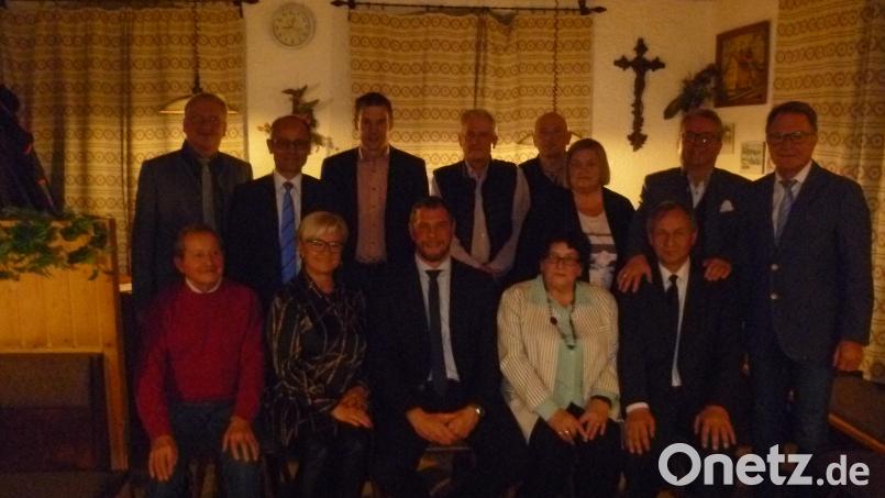 Huberth Rosner (sitzend, Mitte) ist der neue Mann an der Spitze der CSA. Mit im Bild (sitzend von links) Josef Kellner, Ulrike Meier, Irmgard Hegen, Kurt Scharf, (hinten von links) Johannes Reger, Alfred Scheidler, Andreas Malzer, Hans-Werner Schmid, Martin Hecht, Christa Schleyer, Toni Dutz und Reiner Meier. Bild: exb