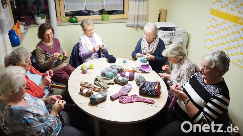Jeden Donnerstag um 16 Uhr treffen sich die fleißigen Strickerinnen im Pfarrbüro. Daheim wird die Produktion für den guten Zweck dann das ganze Jahr über fortgesetzt. Nur in den Schulferien ist Pause. Bild: bl
