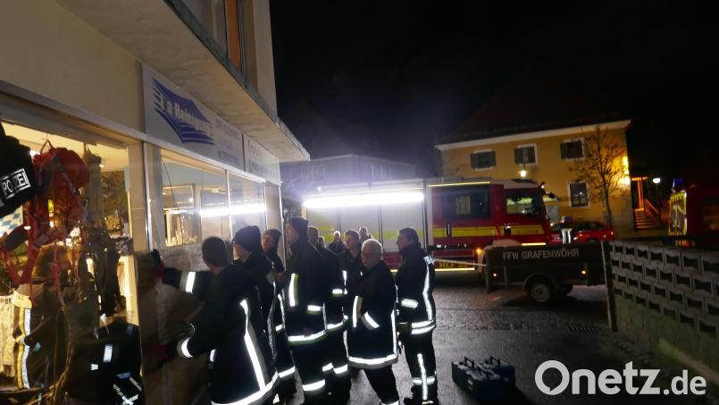 Vorweihnachtlicher Einsatz für die Feuerwehr beim "Dichtmachen" des eingeschlagenen Schaufensters. Bild: mor