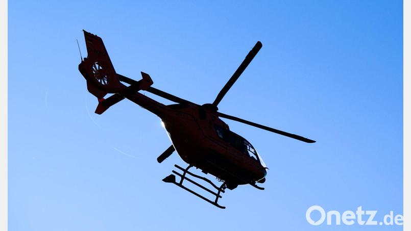 Ein Rettungshubschrauber brachte den Sechsjährigen in ein Krankenhaus. (Symbolbild) Bild: Julian Stratenschulte/dpa