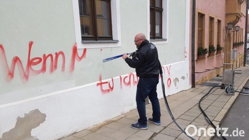 Jürgen Götz rückt den Buchstaben mit seiner Spezialmaschine zu Leibe. Bild: exb