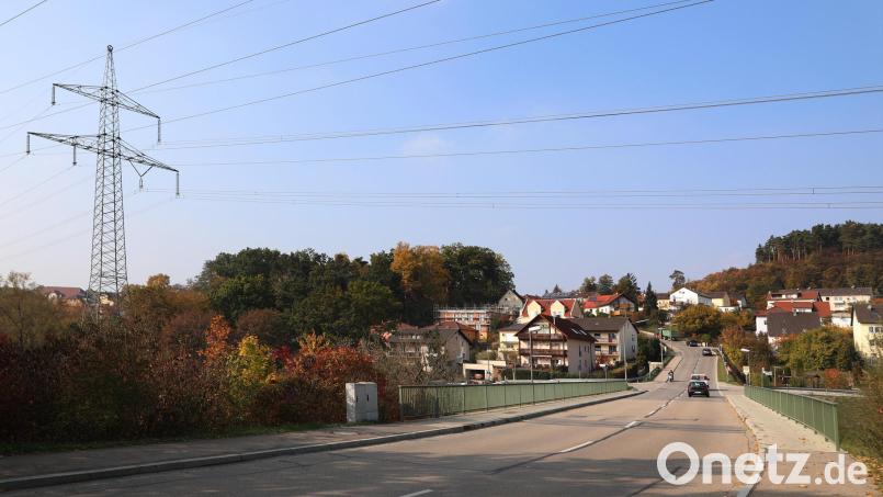 Der Ostbayernring verläuft in in Ettmannsdorf nahe an der Wohnbebauung. Das würde sich auf beim Ersatzneubau kaum ändern, beklagen die Anwohner. Bild: Gerhard Götz