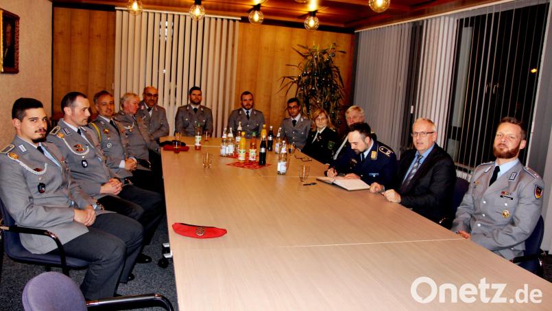 Major Matthias Thiele (Dritter von links) trägt sich zusammen mit der Abordnung seiner Kompanie, mit den Schützenmeistern Dietmar Beyer und Claudia Schaupp (Vierter und Fünfte von links) und den Vorsitzenden der Reservistenkameradschaft Holnstein und Umgebung, Werner Übelacker und Hermann Förster (Fünfter und Vierter von links), in das Gästebuch der Gemeinde Neukirchen ein. Bild: ds