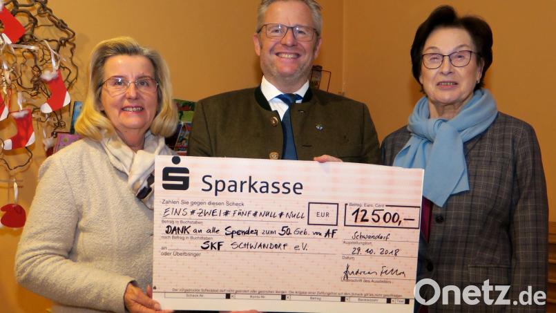Einen Scheck über 12500 überreichte Oberbürgermeister Andreas Feller. Bild: Hirsch