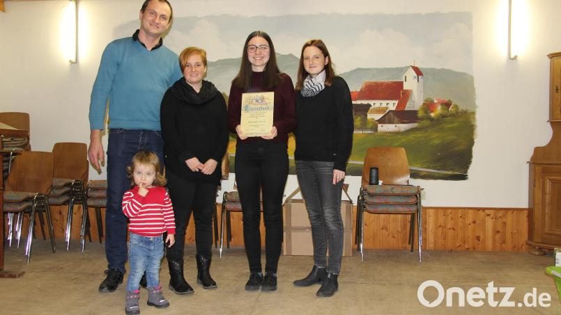 Vorsitzender Andreas Schatz und die beiden Jugendleiterinnen Anja und Katja Rehorz ehrten Elena Wesnitzer für zehnjährige Mitgliedschaft. Bild: ral
