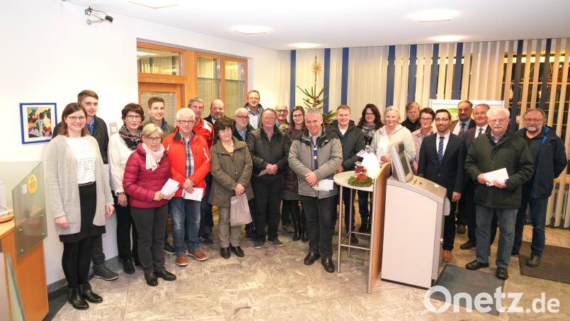 Raiffeisenbank-Geschäftsstellenleiter Michael Haubner (Fünfter von rechts) übergibt Spenden in Höhe von 8000 Euro an die Vereins- und Organisationsvertreter. Mit dabei Raiffeisendirektor Werner Bäumler (Dritter von rechts). Bild: fvo