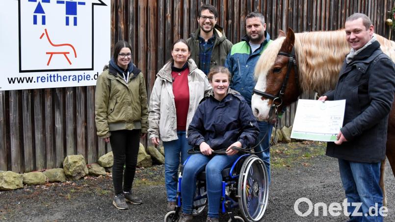 Sebastian Scharnagl (rechts), der Vorsitzender des Maschinenrings, übergibt mit Jürgen Scholz (hinten, von rechts) und Wolfgang Härtl eine Spende über 500 Euro an Katja Süß (Zweite von links), die das Reittherapiezentrum bei Schirmitz betreibt. Marie Ertl (links) und Anna-Lena Ostendorf unterstützen Süß bei der Arbeit mit den Patienten. Bild: bgm
