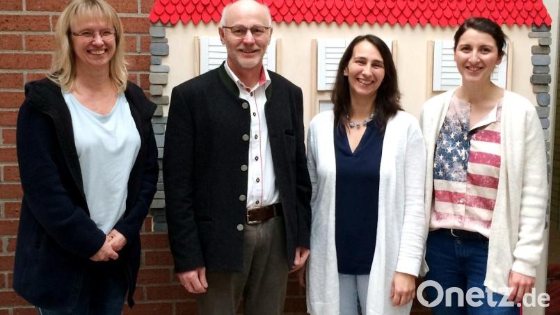 Franz Plattner, der Verkaufsleiter von Innstolz Frischdienst, bei der Spendenübergabe im Heilpädagogischen Zentrum mit (von links): Michaela Winklmeier, Verwaltungsleitung, Irmgard Schaller-Fromm, Hauswirtschaftsleitung, und Theresa Ehbauer, Pressereferentin. Bild:  Silvia Englisch
