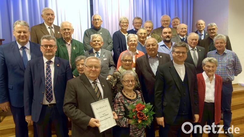Landrat Richard Reisinger (links), Bürgermeister Michael Göth (Zhweiter von links), Dekan Karlhermann Schötz (1. Reihe, Zweiter von rechts) und Ehrenvorsitzender Andreas Weber (1. Reihe links) gratulierten allen Jubilaren. Bild: gac