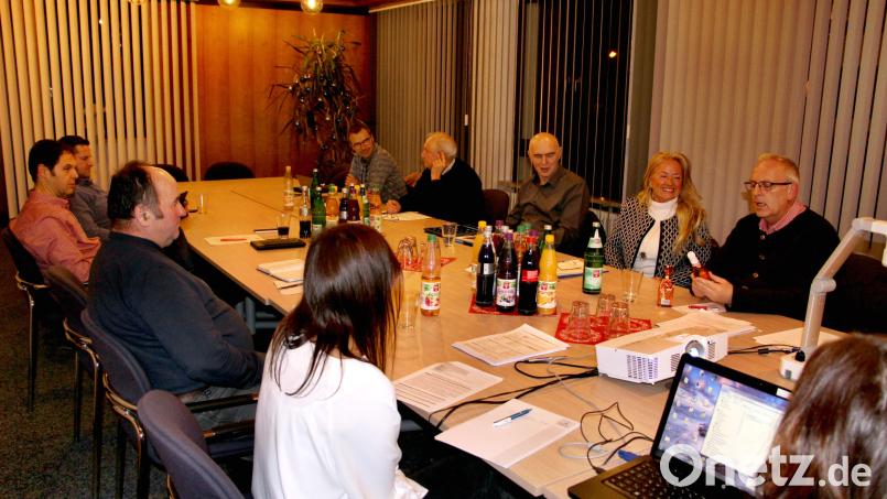 Rektorin Birgit Molitor (Zweite von rechts) erntet in der Schulverbandssitzung Lob von Bürgermeister Winfried Franz (rechts) für „vielseitige zusätzliche Aktionen neben dem Lehrplan und die zukunftsorientierten Bemühungen bei der Digitalisierung in der Grundschule Neukirchen-Etzelwang“. Bild: ds