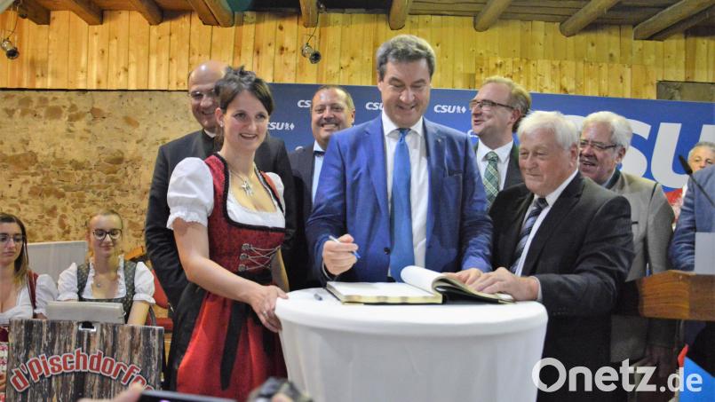 Beim CSU-Sommerempfang in Guteneck trägt sich Ministerpräsident Markus Söder ins Goldene Buch der Gemeinde ein. Bild: mp