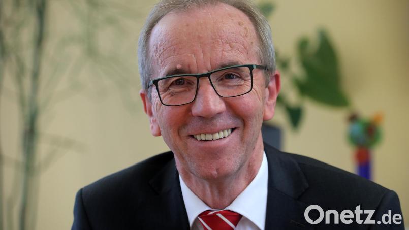 Mit zwei lachenden Augen: Werner Dürgner geht zum Jahresende als Vorstand der Sparkasse Amberg-Sulzbach in den Ruhestand. Bild: Wolfgang Steinbacher