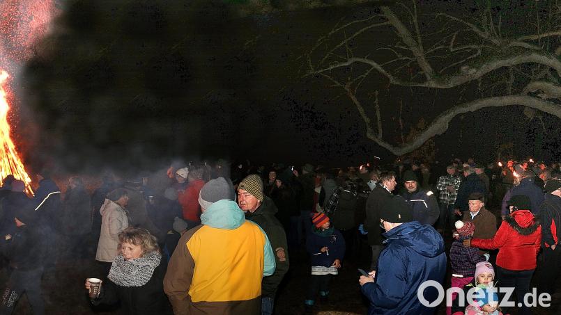 Das Bergfeuer des Arbeitskreises Tourismus auf dem Schusterberg lockt und begeistert jedes Jahr viele Besucher. Bild: bsc