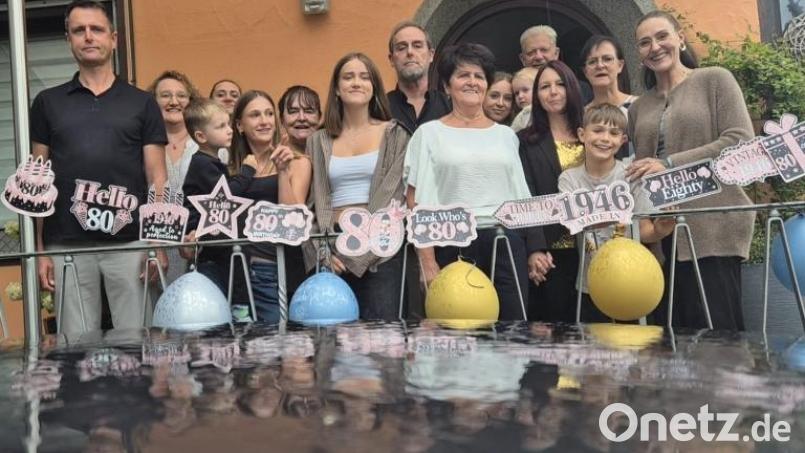 Die Jubilarin im Kreise ihrer Familie. Bild: Roland Zeitler
