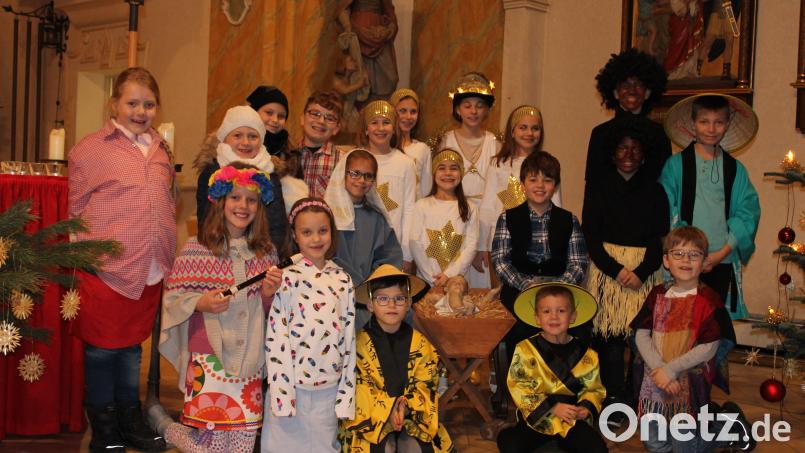 Die 19 Kinder in der katholischen Stadtpfarrkirche sind in der ganzen Welt unterwegs, um von der Geburt des Jesuskinds zu berichten. Bild: dob