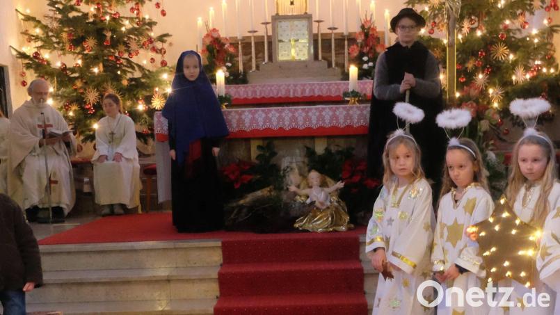 Integriertes Krippenspiel zur Kindermette in der St.-Barbara-Kirche Stulln mit Pfarrer Heinrich Rosner als Zelebrant. Die Engel verkünden die Frohbotschaft und die Hirten kommen zur Krippe. Bild: ohr