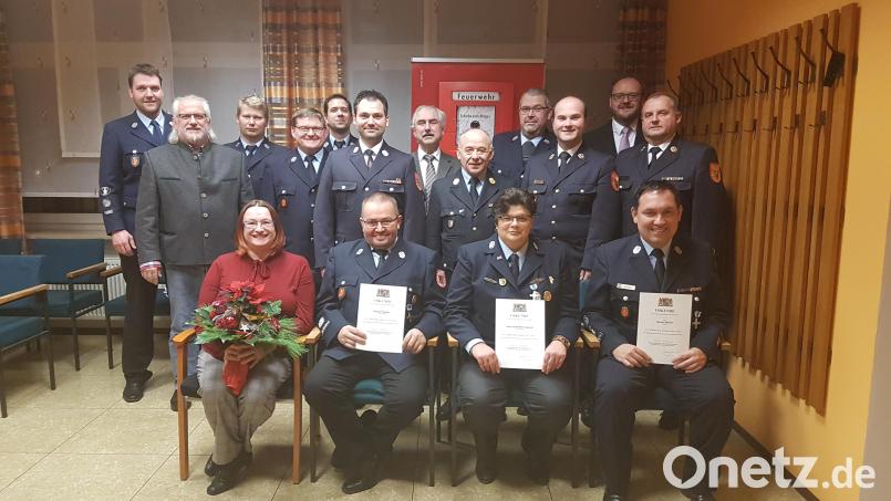 Die Feuerwehr Oberwildenau verleiht Ehrenzeichen. Bild: ast