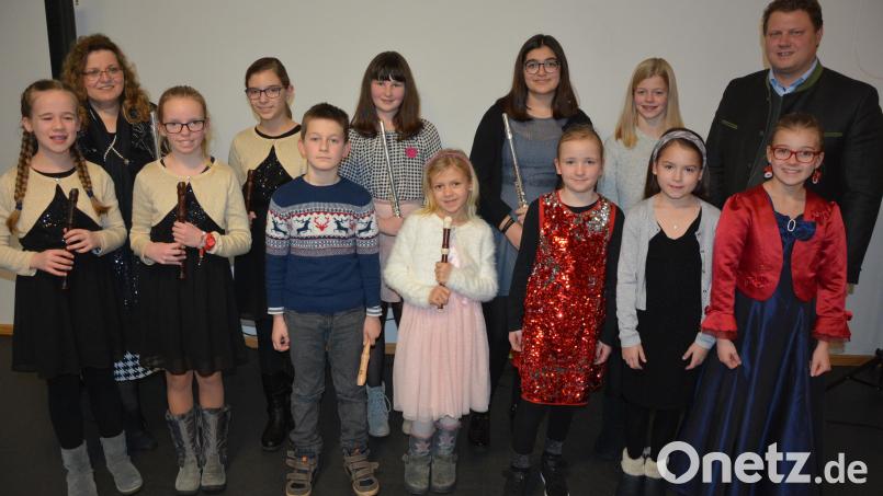 Mit ihrem Konzert im Museumscafé stimmen die Kinder der Musikklasse von Brigitte Kreuzer (Zweite von links) auf das Weihnachtsfest ein. Im Namen der Stadt bedankt sich 2. Bürgermeister Stefan Grillmeier (rechts) für den Auftritt. Bild: jr