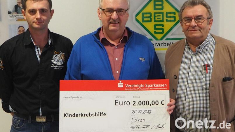 Die Firmeninhaber Fabian und Ludwig Bauriedl übergeben Herbert Putzer von der Krebshilfe eine Scheck über 2000 Euro. Bild: gz