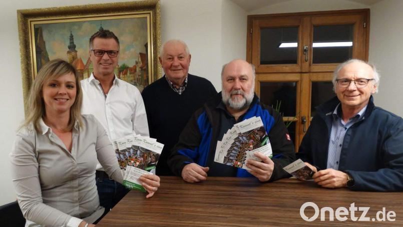 Das Organisationsteam von „Kummt’s eina“ (von links): Tourismusbeauftragte Monika Reindl, Bürgermeister Hermann Falk, Altbürgermeister Hans Drexler, Werner Stein, Kreisvorsitzender des Nordbayerischen Musikbunds, und Gewerbeverbandsvorsitzender Alfred Härtl. Bild: u
