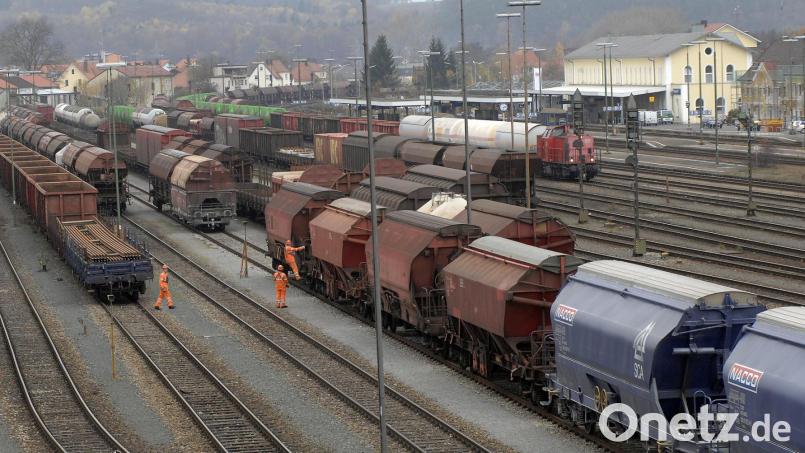Wie viele Güterzüge werden künftig zwischen Hof und dem Bahnhof Schwandorf (Bild) unterwegs sein? Das Bundesverkehrsministerium hat dazu eine Prognose veröffentlicht, die allerdings einige Fragen aufwirft. Archivbild: Gerhard Götz