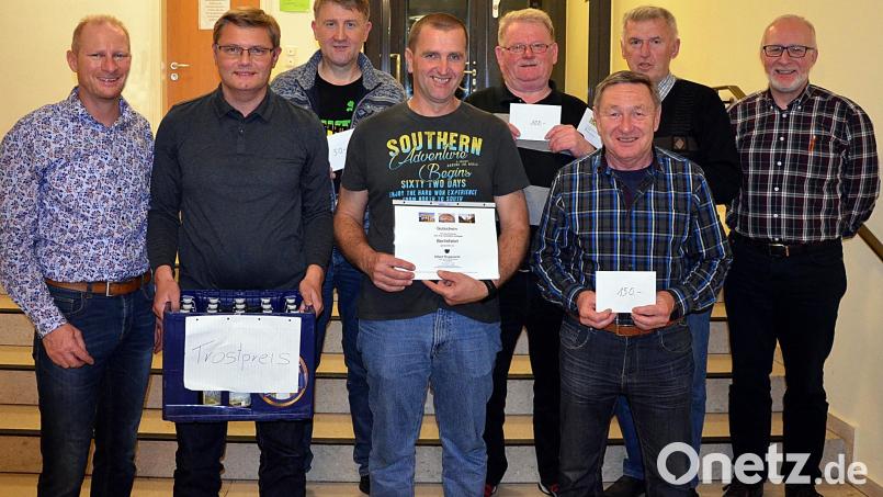 So sehen Gewinner aus: Lothar Hirnert (Sechster von links) setzt sich gegen zahlreiche Kartler beim Preisschafkopf durch. Bild: zer