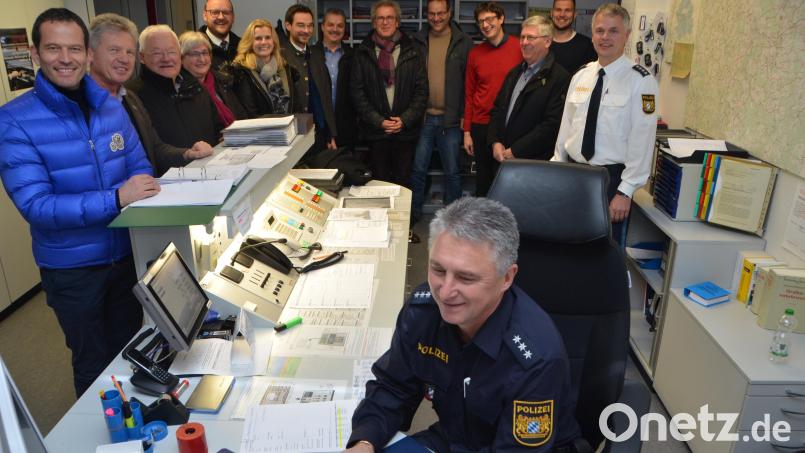 Der stellvertretende Leiter der Polizeiinspektion Vohenstrauß, Hauptkommissar Thomas Meiler (rechts), empfängt die CSU-Delegation. Hauptkommissar Christian Stöckl (vorne) ließ sich nicht bei seiner Arbeit stören. Bild: dob