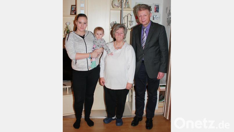 Die Jubilarin mit Gratulanten von links: Enkelin Vanessa Götz mit Tochter und Urenkelin Kinberby Kaltenecker, die Jubilarin Ingrid Götz und 1. Bürgermeister Lothar Müller. Bild: lk