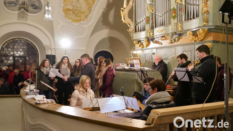Der Chor La Musica mit den beteiligten Musikern Bild: fvo