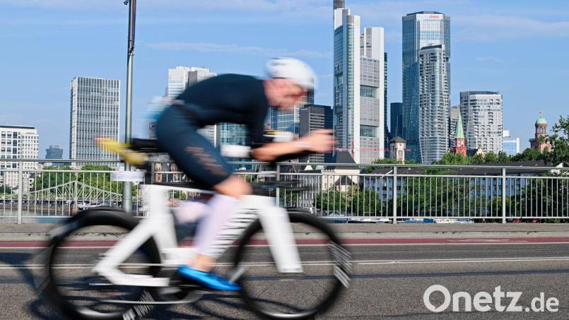 Die Triathlon-EM über die Langdistanz findet 2027 vor der Frankfurter Skyline statt. (Archivbild) Bild: Uwe Anspach/dpa