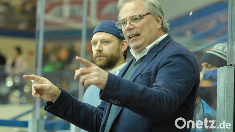 Chefcoach Ken Latta (vorne) und Co-Trainer Florian Zellner geben bei den Blue Devils auch in der Saison 2019/20 den Takt an. Vor dem Match am Freitag gegen Höchstadt (7:6 in der „Overtime“) wurden die Vertragsverlängerungen bekanntgegeben. Bild: gb