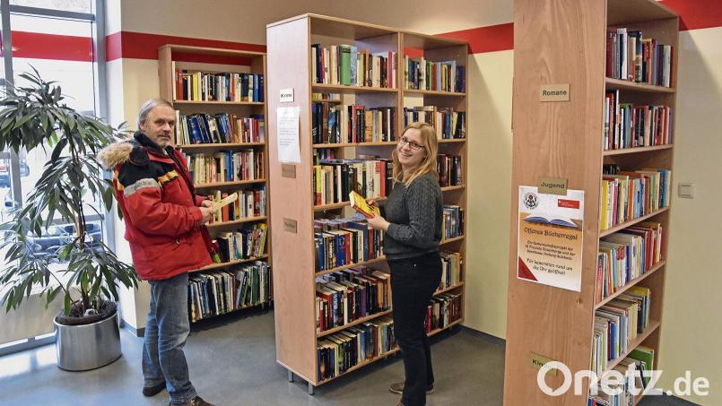 Karina Weiß und Martin Franitza von der Interessengemeinschaft Freunde Rosenbergs sehen im öffentlichen Bücherschrank eine echte Erfolgsgeschichte. Bild: oy