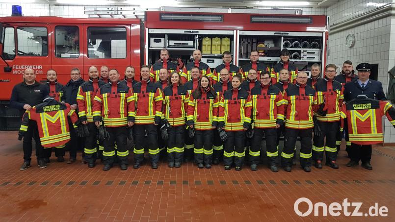 Die Feuerwehrleute zeigen sich mit ihren neuen Schutzanzügen. Bürgermeister Hermann Ach (Dritter von links) sowie Johannes Dachs freuen sich mit ihnen. Bild: gi