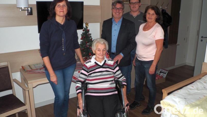 Bürgermeister Reiner Gäbl überbringt Berta Demleitner im Beisein von Maria Klug, Christoph und Ilona Demleitner (v.r.) die Weihnachts- und Neujahrsgrüße der Gemeinde. Bild: gz