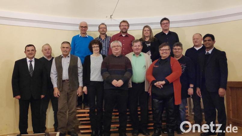Stadtpfarrer Konrad Amschl (links), Pater Joseph (rechts) und Vorsitzender Roland Sächerl (hinten rechts) gratulieren den Jubilaren für 25, 40 und 50 Jahre Mitgliedschaft. Bild: kaz
