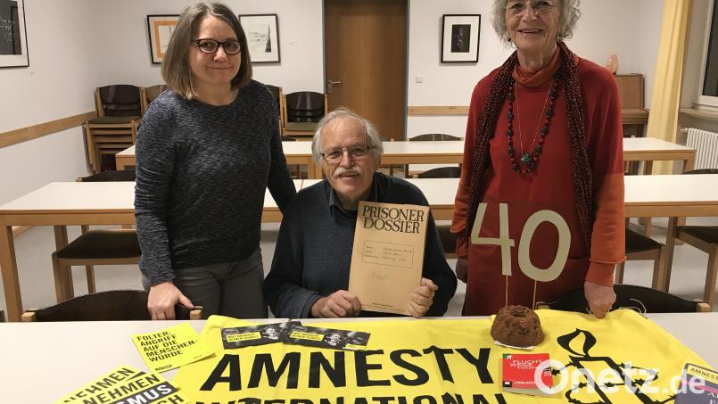 Die Aktiven von Amnesty International in Amberg (von links): Anne Kuchler, Johann Ott und Mechthild König. Bild: exb